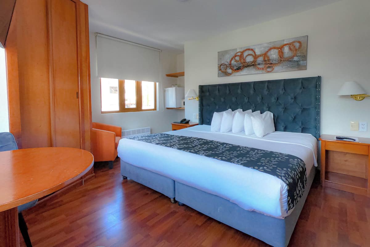 Caja de seguridad en la habitación, escritorio y cortinas blackout