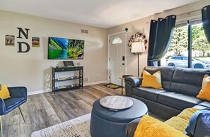 Living area - Cozy home near Notre Dame - 1 mile walk to campus (South Bend)