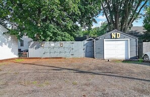 Property grounds - Cozy home near Notre Dame - 1 mile walk to campus (South Bend)