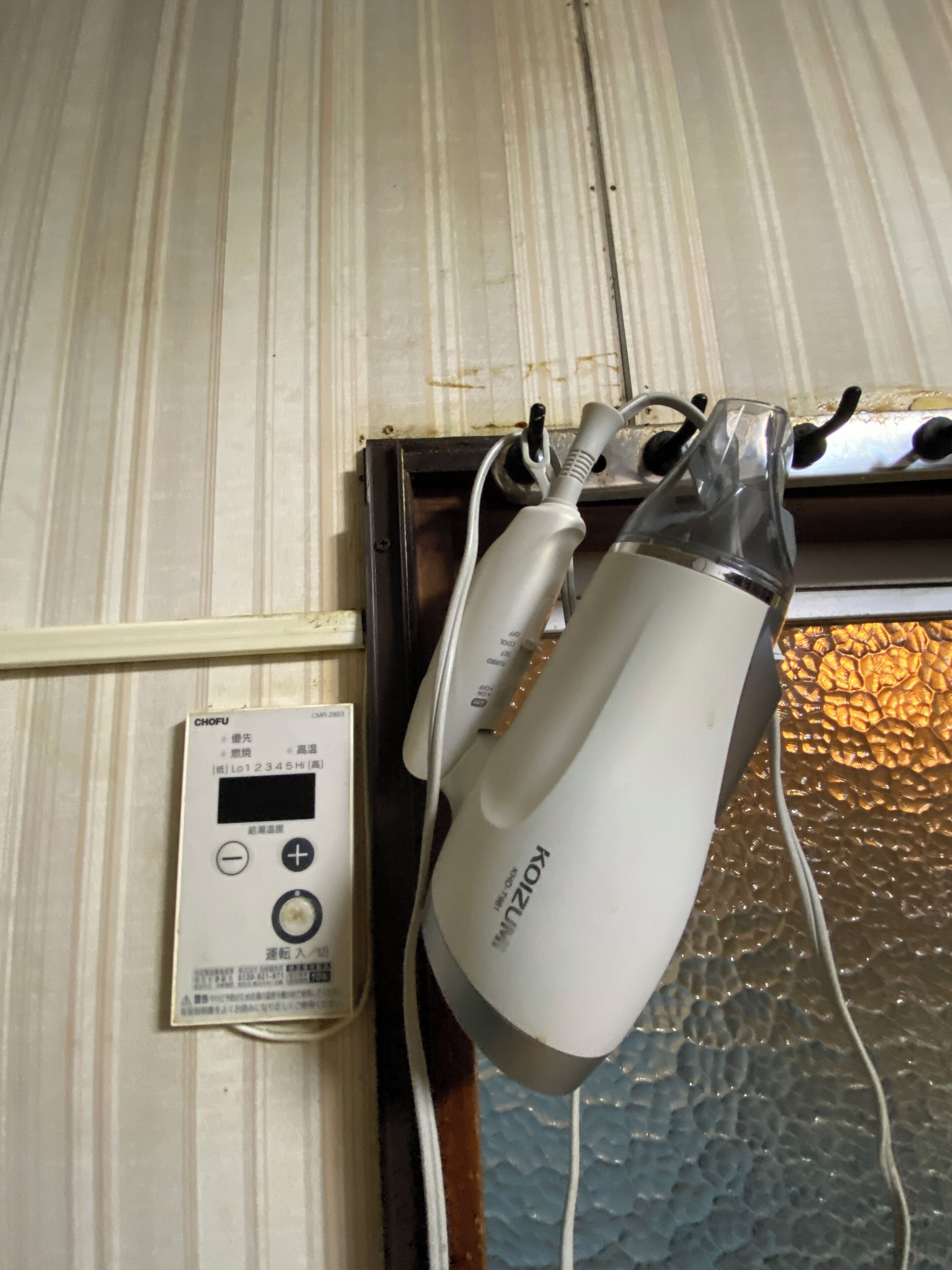 Secador de cabelo, toalhas de banho, sabonete, papel higiênico