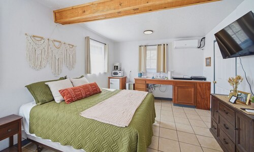 The Lakeview Kitchenette - 1 Queen Bed