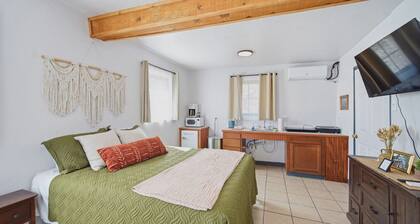 The Lakeview Kitchenette - 1 Queen Bed
