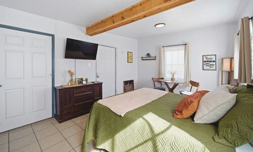 The Lakeview Kitchenette - 1 Queen Bed