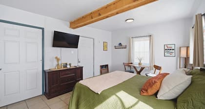 The Lakeview Kitchenette - 1 Queen Bed