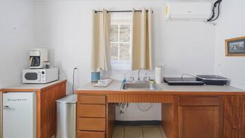 Geladeira, micro-ondas, cooktop, cafeteira/chaleira