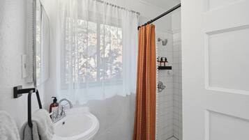 Serviettes fournies, savon, shampoing, papier toilette