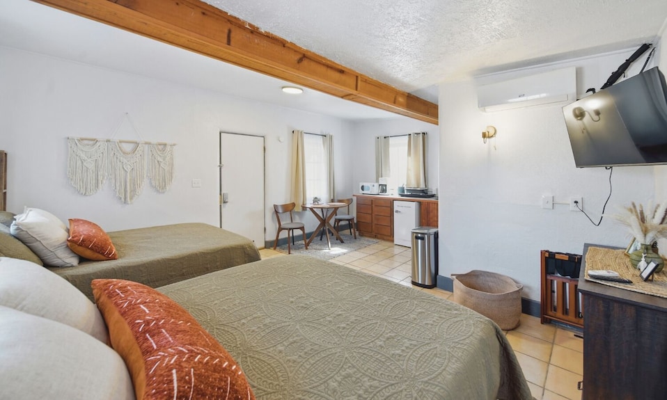 The Lakeview Kitchenette - 2 Queen Beds - Elephant Butte, NM