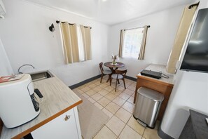 Frigorífico, microondas, placa de cocina y cafetera o tetera