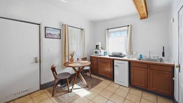 Geladeira, micro-ondas, cooktop, cafeteira/chaleira