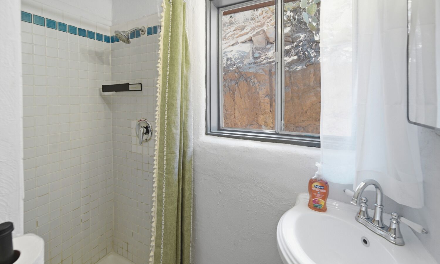 Serviettes fournies, savon, shampooing, papier de toilette