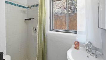 Serviettes fournies, savon, shampooing, papier de toilette