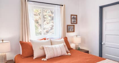 The Bungalow - 2 Queen Beds