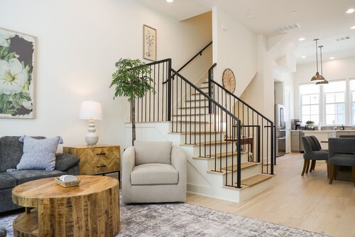 New Chic Retreat Walkable to Restaurants, Bars!