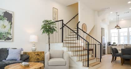 New Chic Retreat Walkable to Restaurants, Bars!