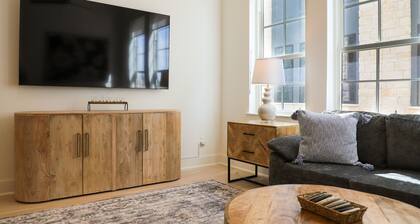 New Chic Retreat Walkable to Restaurants, Bars!