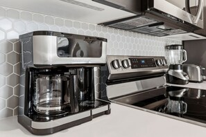 Private kitchen - The Hub Beautiful Townhome Near Parks (Kissimmee)