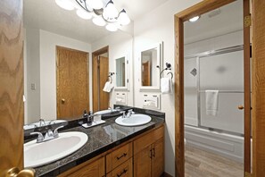 Shower, hair dryer, towels, shampoo - Plaza at Woodcreek 2BR | Walk to CB Lifts | Hot Tub+Sauna | Sleeps 6 (Crested Butte)