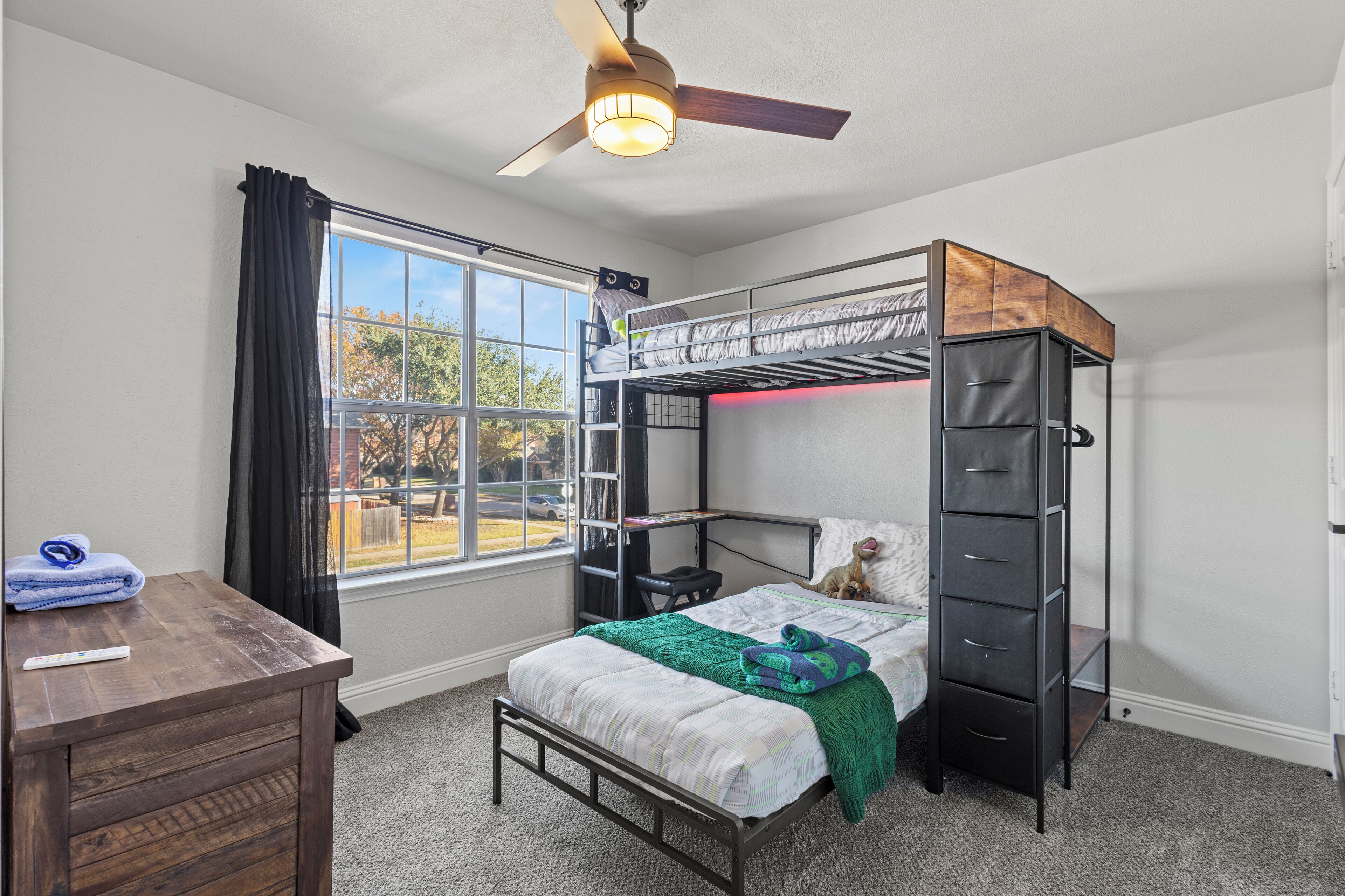 3 habitaciones, tabla de planchar con plancha y cuna de viaje 