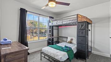 3 habitaciones, tabla de planchar con plancha y cuna de viaje