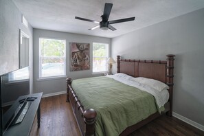 3 bedrooms, iron/ironing board, WiFi, bed sheets - Private Jacksonville Getaway Near San Marco Square (Jacksonville)