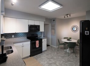 Private kitchen - Private Jacksonville Getaway Near San Marco Square (Jacksonville)