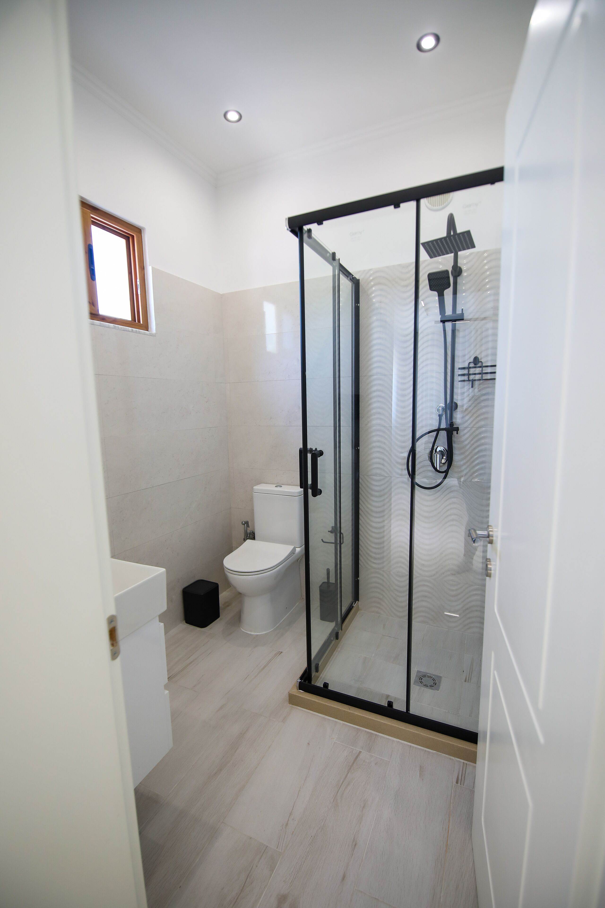Een haardroger, een bidet, handdoeken, zeep