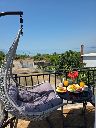 Wake Up to Lake Views – Cozy Comfort at Era e Liqenit”