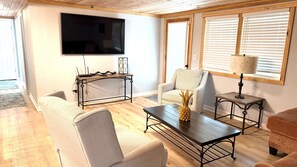 Smart TV - Sirens Rest-Small Town Charm- Minutes to the Beach (Eastpoint)