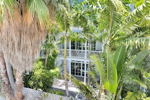 Property grounds - Bahama Village Sanctuary - Family & Dog Friendly (Key West)