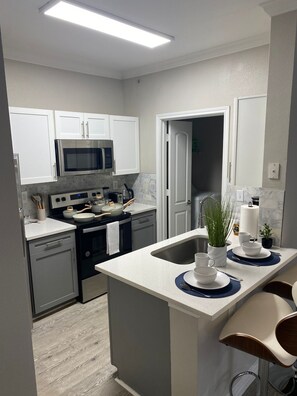 Microwave, oven, stovetop, dishwasher - 1BR Minutes to Woodlands Pool & Gym Stay (Magnolia)