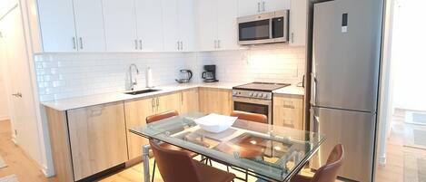 Kühlschrank, Mikrowelle, Ofen, Herdplatte