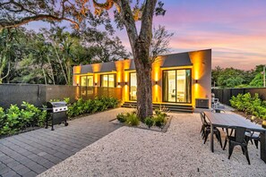 Outdoor dining - Stunning Tropical Pool House North Miami -New Unit (Miami)