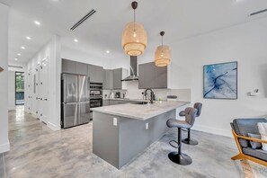 Fridge, microwave, oven, dishwasher - Stunning Tropical Pool House North Miami -New Unit (Miami)