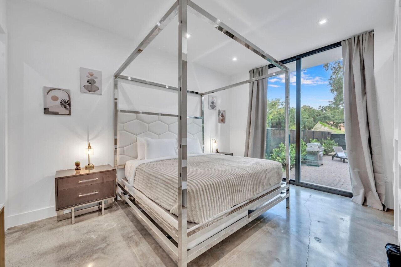 Iron/ironing board, travel crib, WiFi, bed sheets