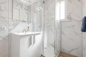 Bathroom - Spacious 3BR Condo With Pool, Wifi & Near Beach (Callao Salvaje)