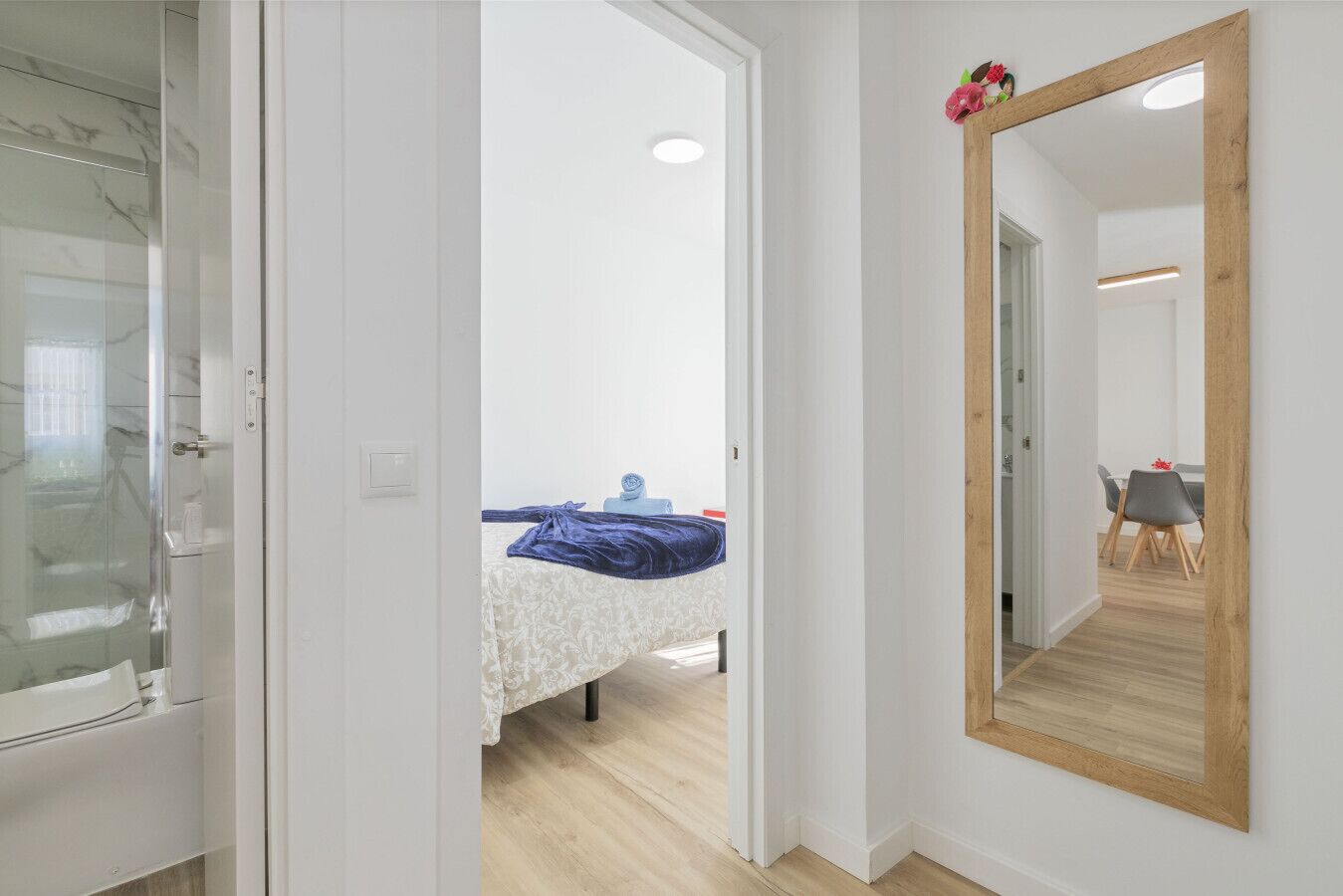 Tabla de planchar con plancha, wifi y ropa de cama 