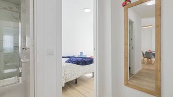 Tabla de planchar con plancha, wifi y ropa de cama