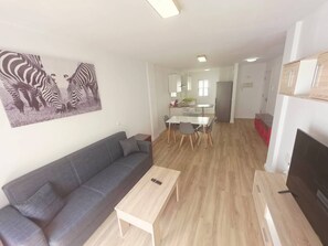 TV - Spacious 3BR Condo With Pool, Wifi & Near Beach (Callao Salvaje)