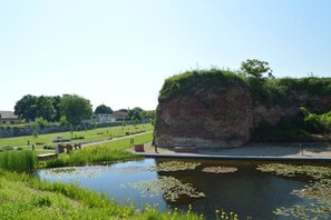 المنطقة المحيطة بالمنشأة