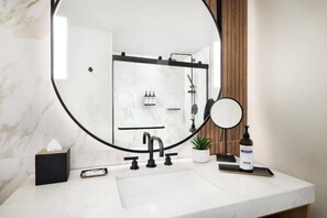 Hair dryer, towels - Stylish Midtown Hotel Steps from Times Square & Rockefeller Center (New York)