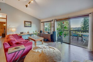 Living area - Enchanting 2-bedroom cabin in Nevada City perfect for relaxing getaways (Nevada City)