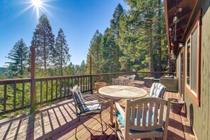 Outdoor dining - Enchanting 2-bedroom cabin in Nevada City perfect for relaxing getaways (Nevada City)