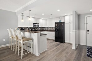 Frigorífico, microondas, horno y placa de cocina