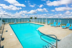 Una piscina cubierta