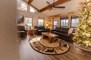 Smart TV, fireplace - Smoky Views & Game 4 BR Cabin w Hot Tub Near Wears Valley! (Sevierville)