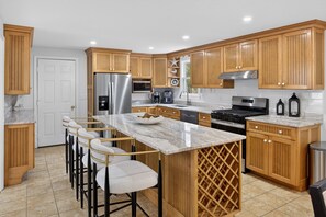 ثلاجة، ميكروويف، فرن، موقد طهي مسطح