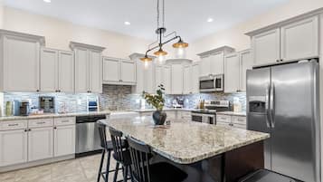 Microondas, horno, placa de cocina y lavavajillas