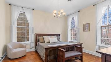 Tabla de planchar con plancha, wifi, ropa de cama