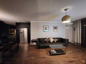 Living area - Walking distance to city, southbank, Suncorp stadium! (South Brisbane)