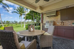 Outdoor dining - Waikoloa Beach Villas K2 - Golf Course Front, Walk to Beach (Waikoloa)